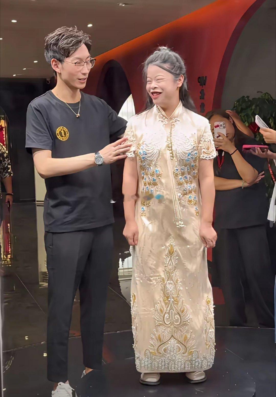 还在抱怨自己找不到对象？人家姑娘这么普通，都能找到大明星般的老公，只能怪自己不努
