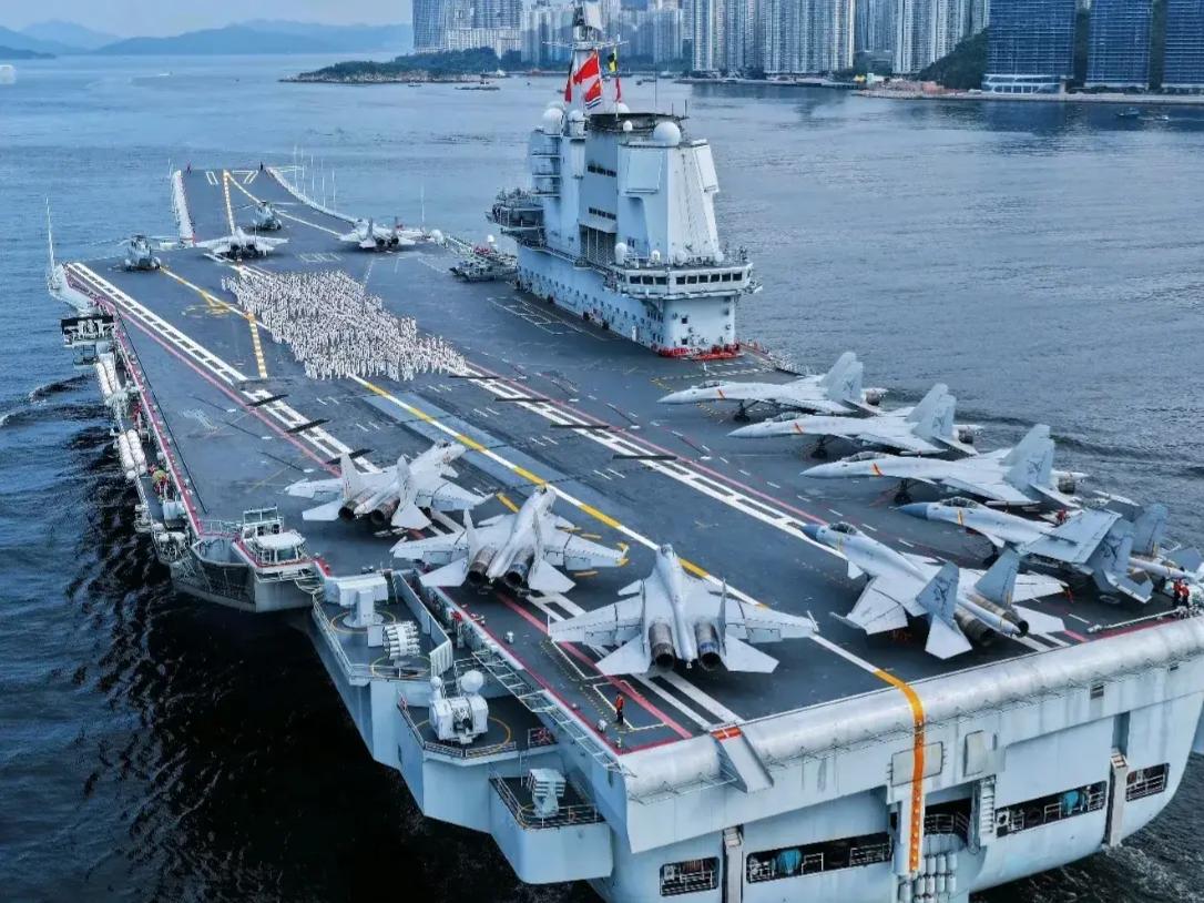 7月3号“山东”舰到访香港特别行政区，盛况空前！军迷们早早的就聚集在香港岛玉桂山