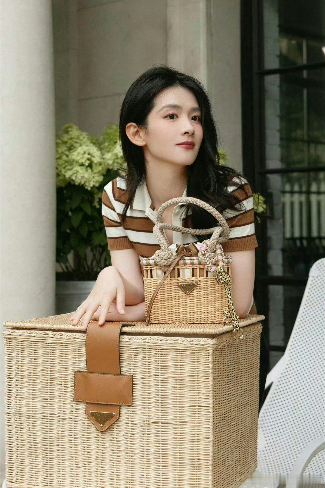 品牌大使陈昊宇演绎Prada2025夏日系列🌿她的宣传份额还挺多的，待遇不错