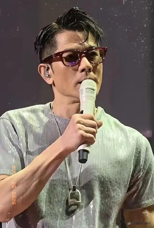 年过花甲的郭富城，给所有男人敲响了警钟，有钱一定要花在刀刃上，即便身边有再多