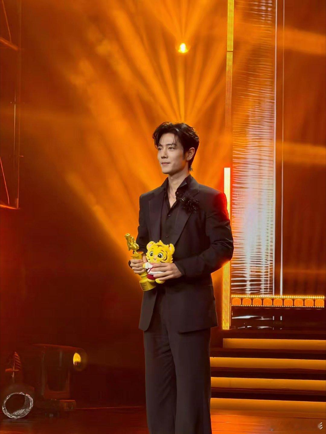 肖战获奖感言很感人！大家晚上好，我是演员肖战。我现在，非常非常的激动。真的，这是