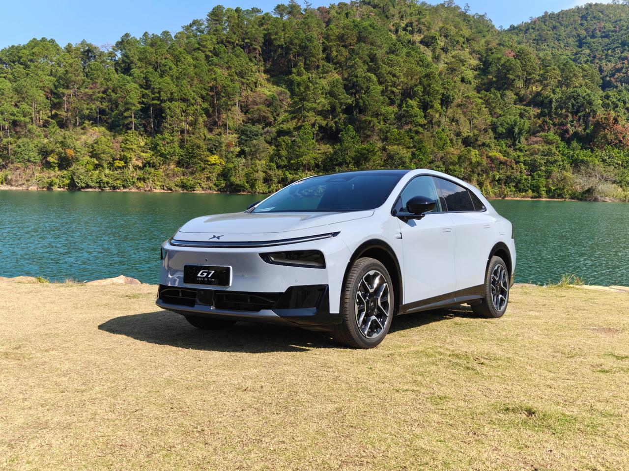 小鹏G7增程版来了，静态可以先分享一些内容：1、和新P7+一样，日行灯变成了