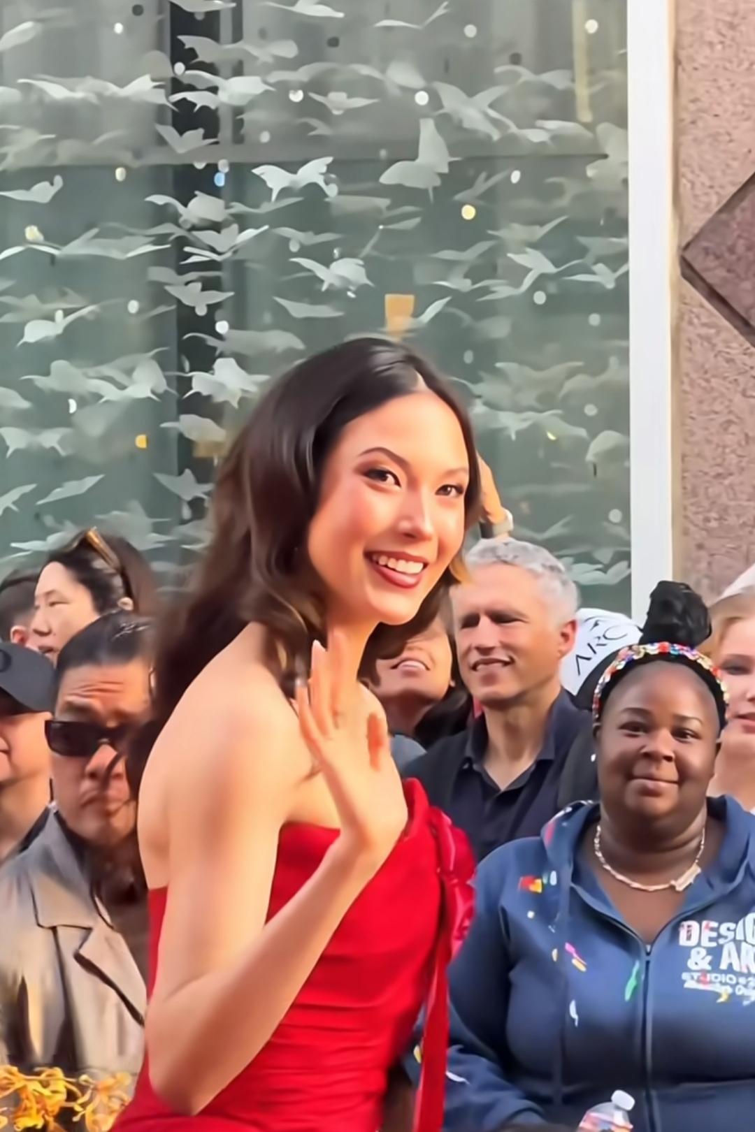 从旁边黑人小姐姐的眼神可以看出，她对谷爱凌的羡慕，溢于言表。谷爱凌拿起话筒，