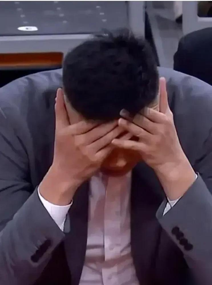 广东队唯一赢北京队的一节比赛是第三节，第三节杜峰做对了什么？那就是把胡明轩按在替