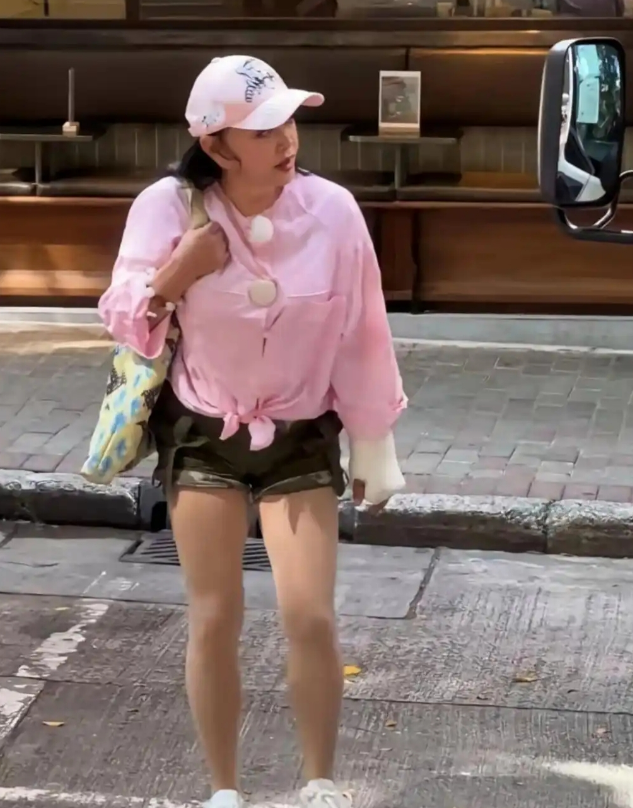 刘晓庆这精神妆态，这身材看上去谁也不相信是一位75岁的老人呀。看來保养和锻炼真的