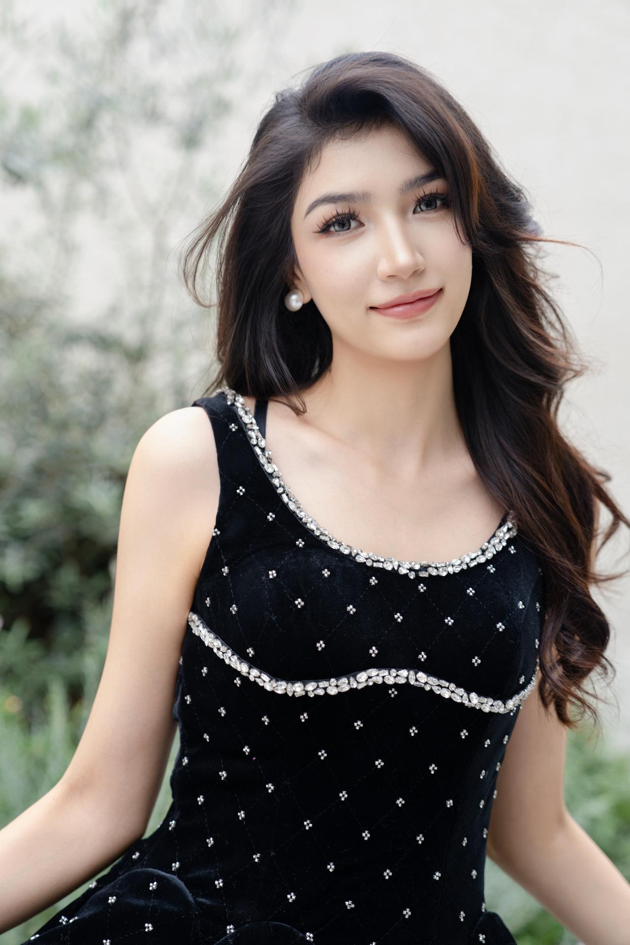 一条小黑裙，丝绒材质配上水钻真的绝绝子，低调又奢华～裙摆的薄纱走起路来特别轻盈，