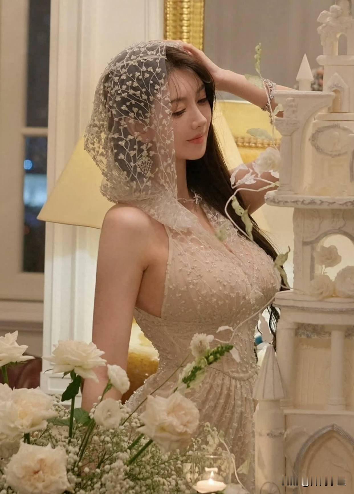 黄晓明前任女友叶柯身材相当出众！一身白色抹胸短裙，利落剪裁勾勒出曼妙身形，大