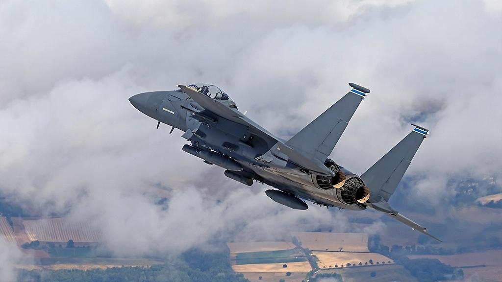 震惊！中国造的防空导弹击落F-15E战机！今年4月，美军一架F-15E“攻击鹰