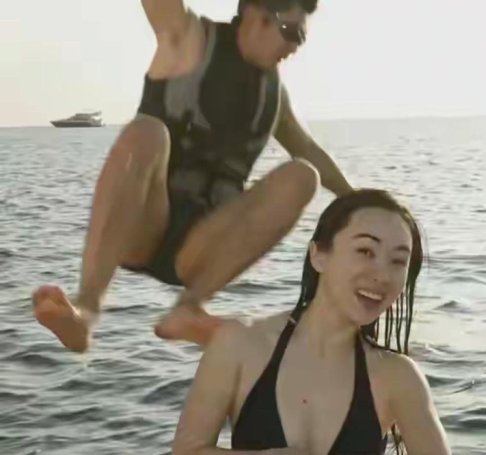 霍思燕和杜江在海上冲浪，每一个镜头都像拍大片，俩人玩得激情又刺激，关键是霍思燕的