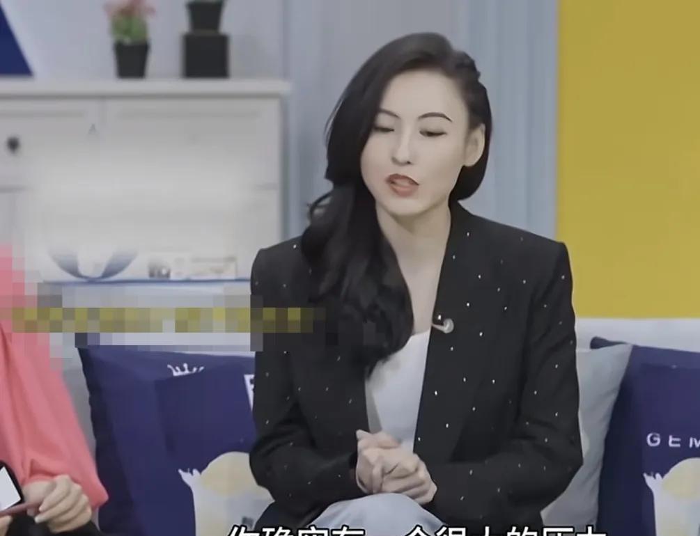 沈梦辰：“那个大儿子就是有没有告诉你说他喜欢什么类型的女孩”张柏芝：“没有，因