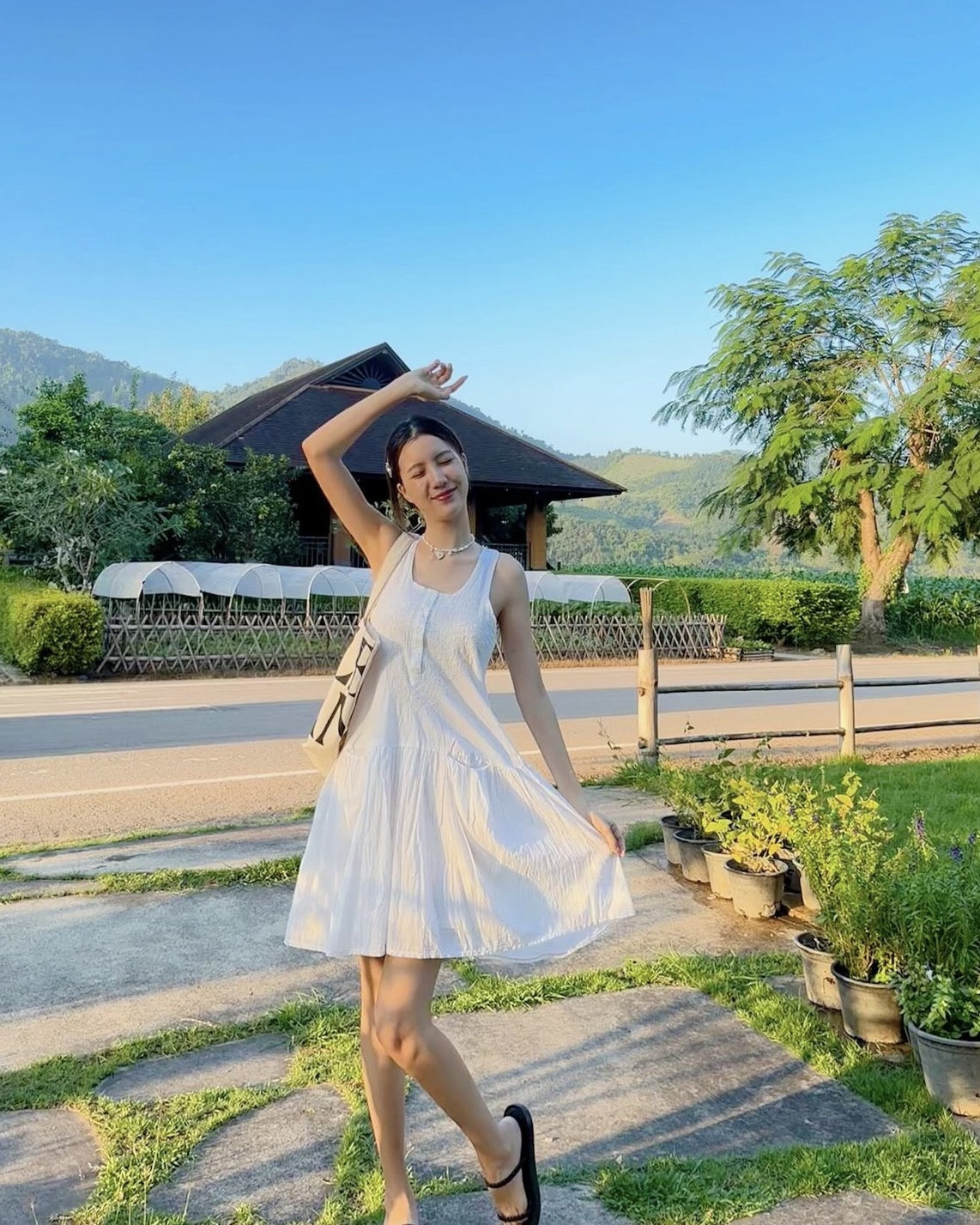 夏日必备时尚秘籍:白色背心裙与黑色凉鞋的完美搭配