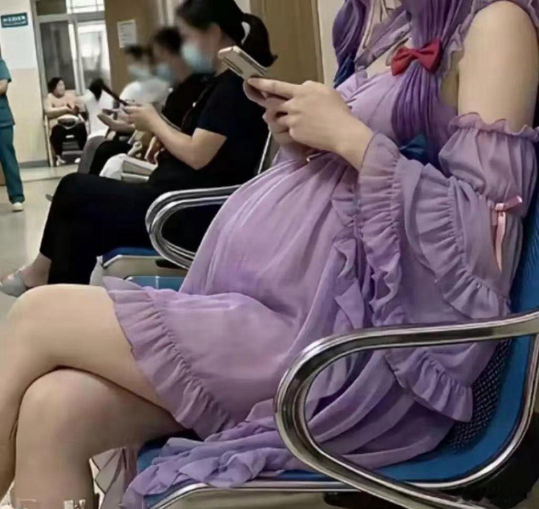 现在的孕妇都这么时髦的吗？我表示欣赏不来！！！​​​