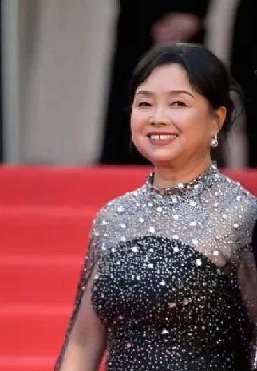 苏敏这前半辈子过得比电视剧还憋屈，原生家庭当免费保姆，嫁人又遇上个把“不出轨、给