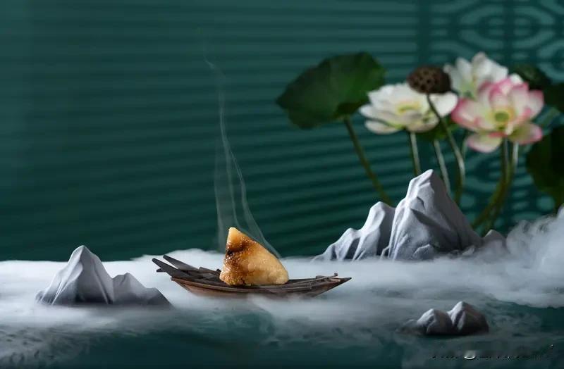 端午节里艾草香油条粽子盘里装节日团圆美味尝粽子香甜饮雄黄采回艾草家中放