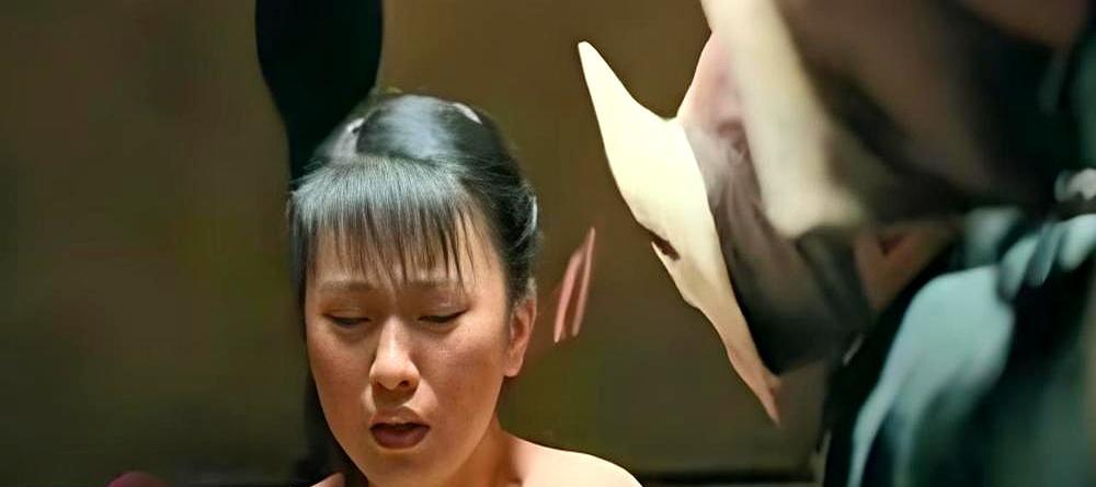 你被骗了。刘嘉玲在《让子弹飞》里的胸，是AI画出来的。原片镜头，姜文用一块麻