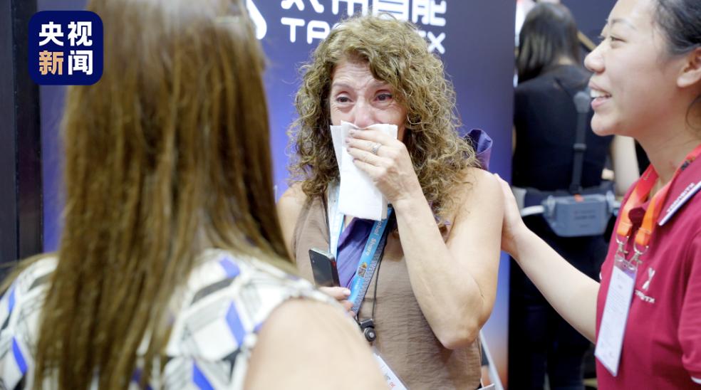 广州，广交会，一个阿根廷女人坐着电动轮椅排了半小时队。几分钟后，她站起来了。她的