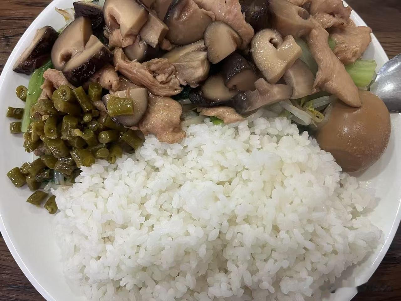 中午在沙县小吃吃饭时，我刚准备享受自己的香菇鸡丝米饭，来了一个很有意思的大哥。