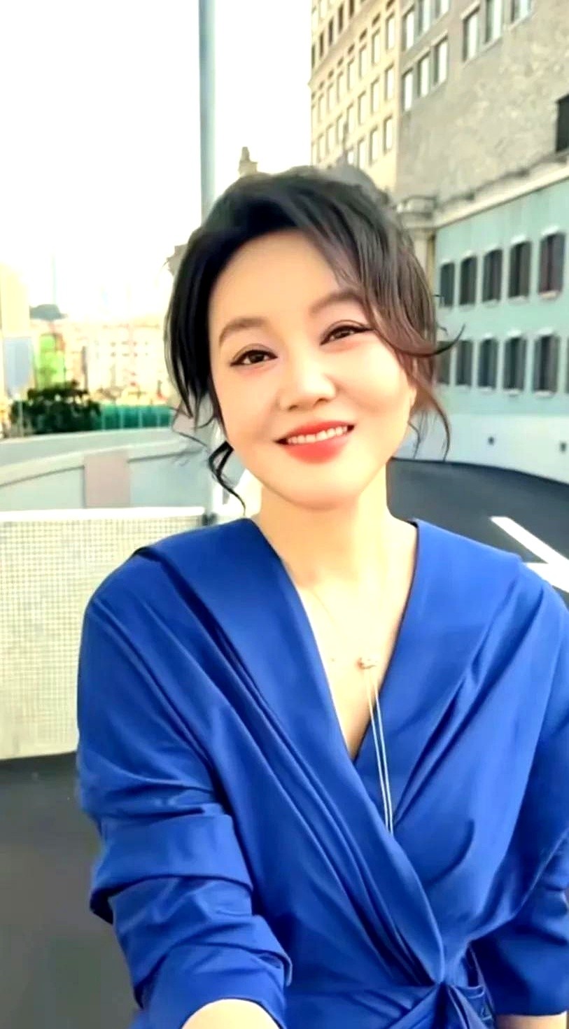 50岁的李乃文在台上开玩笑，说想给闫妮当贴身助理顺便偷师学戏。换做别人可能就客套两句过去了。结果闫妮