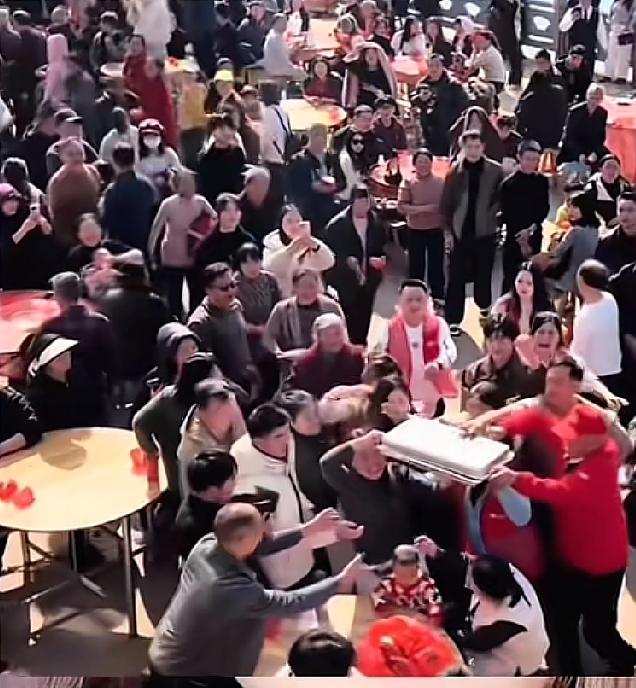 这种不要钱的酒席，农村那些大爷大妈巴不得把所有能吃的搬回去慢慢吃，就比如我爸有一