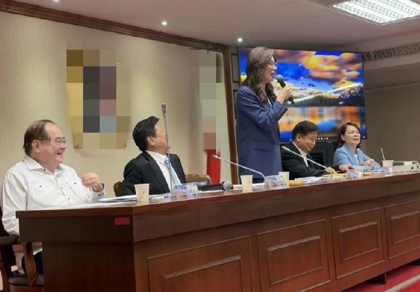 立院新会期首日，郑丽文与李乾龙前往立院，同韩国瑜、傅崐萁等蓝委举行会议，并当场提