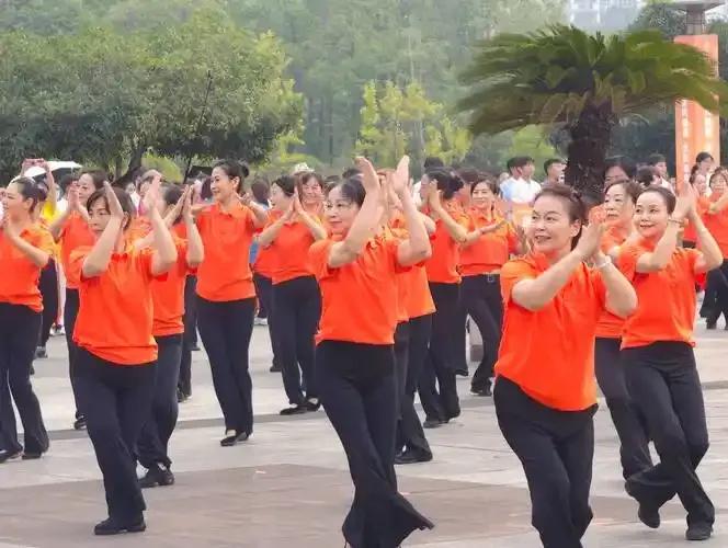 一直想不明白，为什么中国男性要比女性退休晚？不论是现在还是延迟退休后，男性都要比