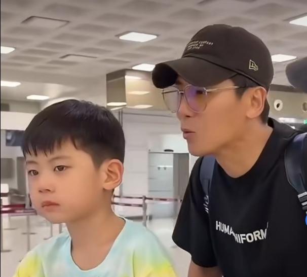 没有这样的母亲，哪来的男子汉？看秋瓷炫是怎样教育儿子的。儿子坐在爸爸的推车上哭鼻