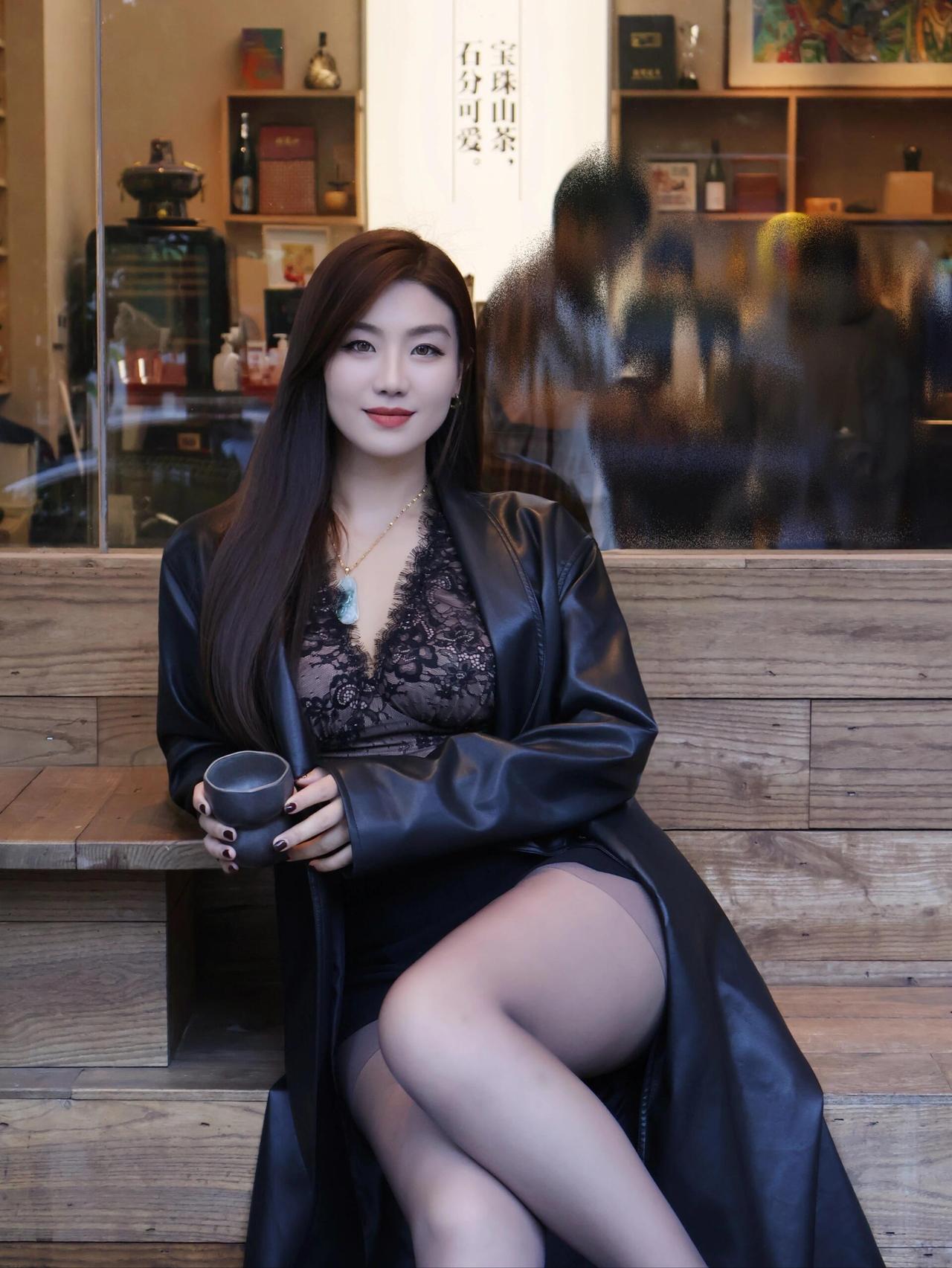 OOTD｜酷飒与性感交织的暗黑系穿搭这套穿搭把酷帅和妩媚融合得恰到好处～