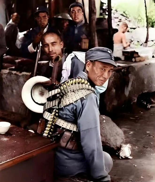 看淡生死的眼神🫡这张照片，是英国一名战地记者拍摄的。坐在板凳上的这名士兵，