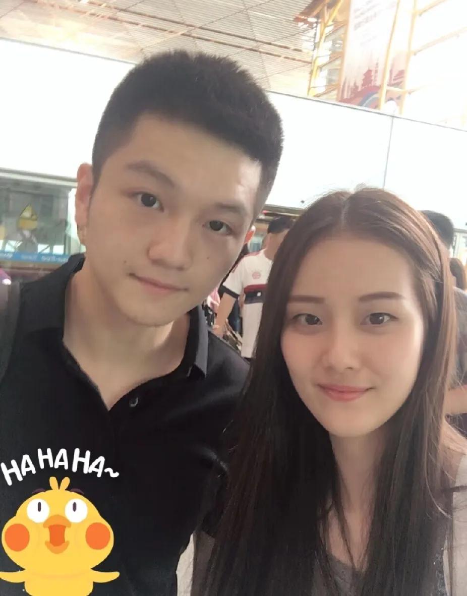 刷到东东以前和美女姐姐的旧照啦✨那时候的樊振东好瘦，帅气又青涩，青春感扑面而来