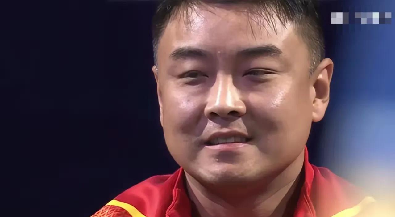 王皓看到国乒男队这样的结果只能无奈的苦笑！林诗栋输给邱党出局，向鹏输给张本智