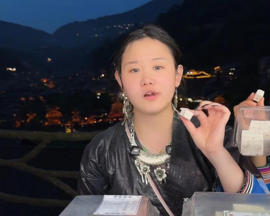 看到张家齐直播带货我才猛然意识到，这个21岁的奥运冠军手头可能比我还紧。三张工资