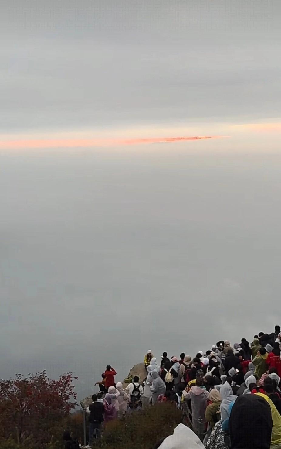 看泰山日出时，为啥太阳像从海平面升起，不是远处天际线出现呢？按我的理解，明明该从