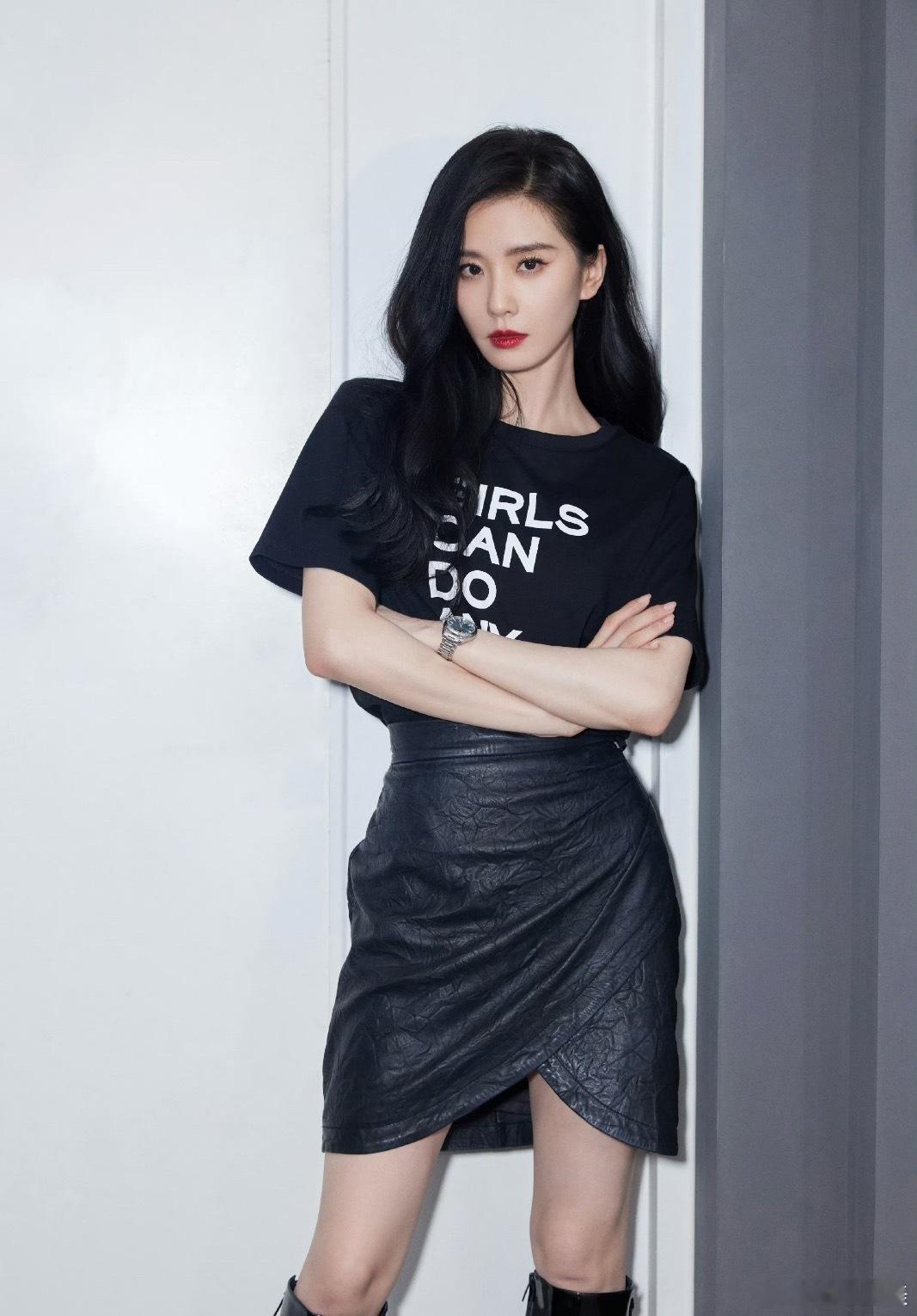 刘诗诗干练小黑裙真的觉得刘诗诗的星光很强。哪怕人淡如菊，依然没有少一点儿资源。热