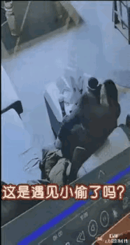 小伙子力大无穷，抱起100斤女孩子。不费吹灰之力。就像抱着小羔羊一样。轻松