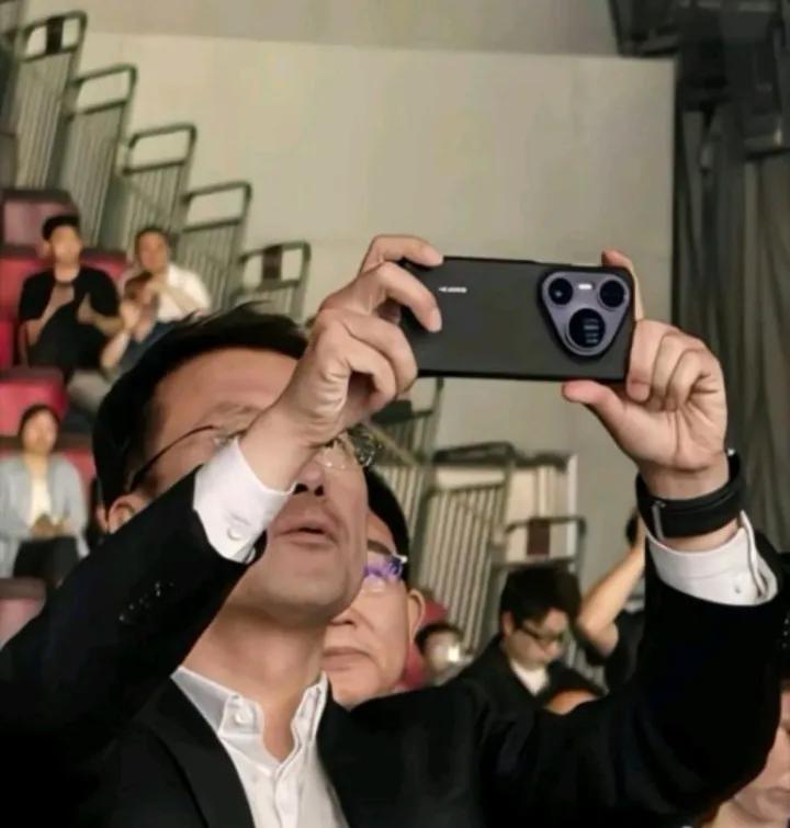 华为何刚有点“损”啊！违反规定被罚了款的他居然把余承东也拖了出来一起出糗，蔫坏地