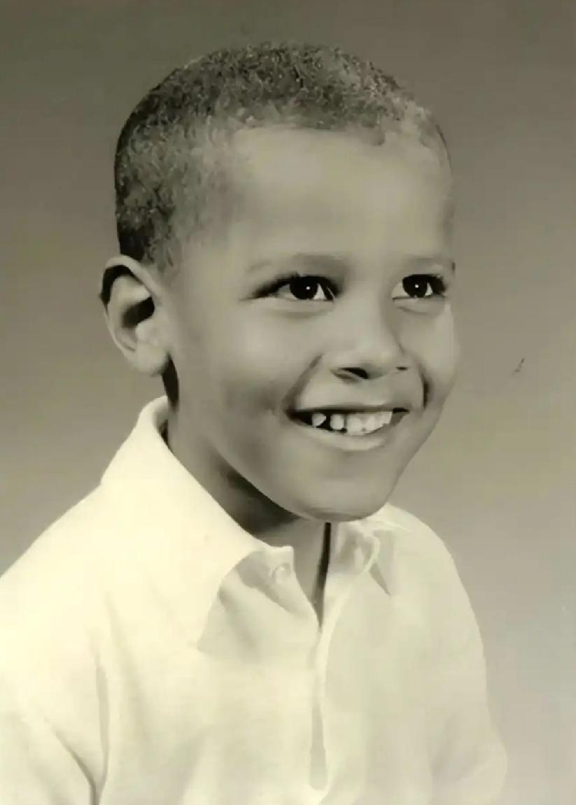 奥巴马很小的时候，父母就离了婚。他在妈妈和外祖父母的照顾下，长成了阳光开朗的少