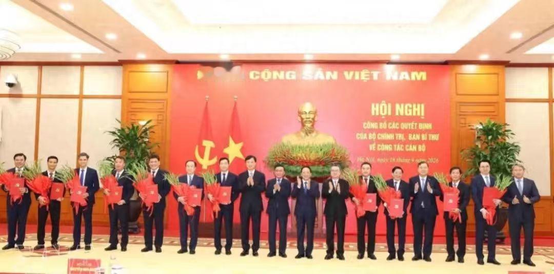 苏林终究还是想到了老上司陈大光的儿子陈君！9月18日，越南召开人事会议，陈锦