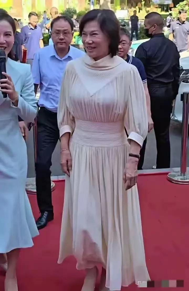 董明珠现身郑州为新店剪彩,穿米色长裙端庄,脸上手上皱纹明显老了6月5日，董明