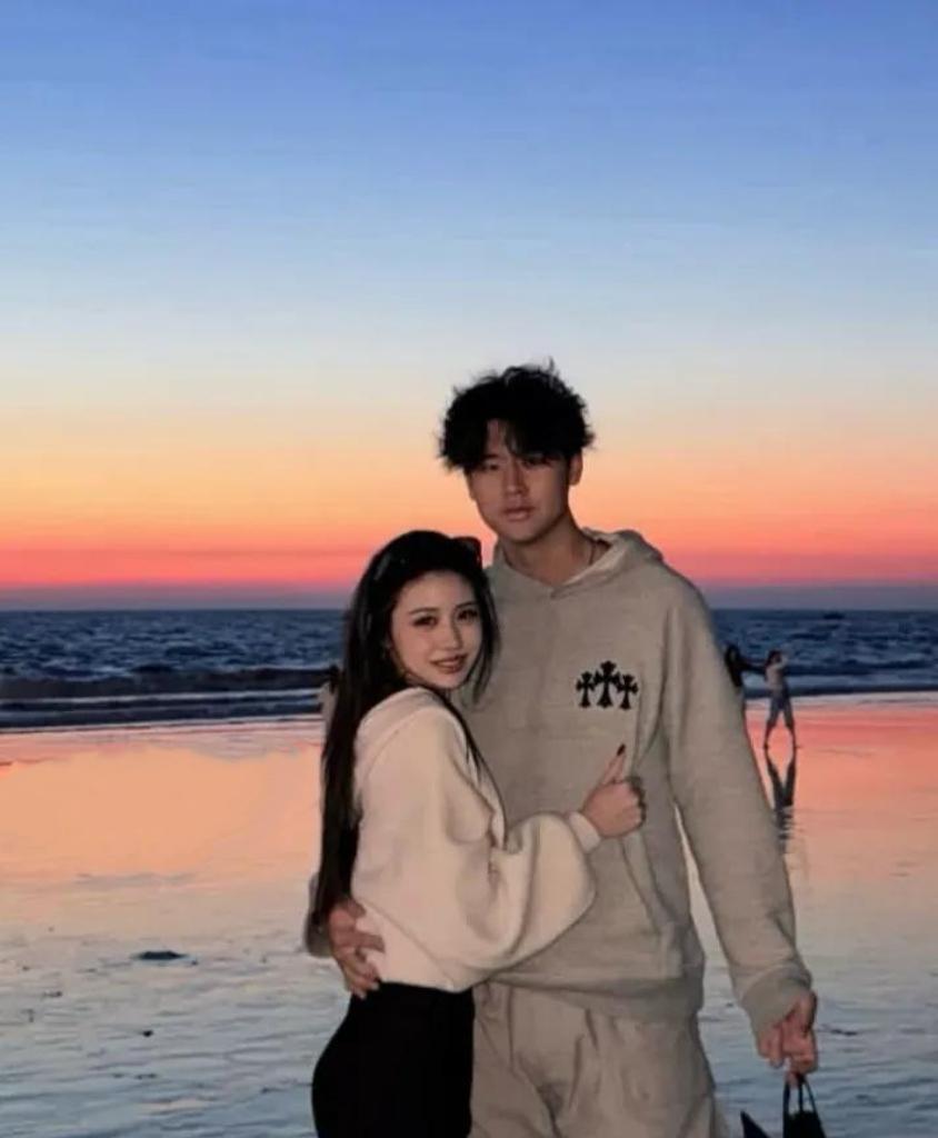 20岁小苹果生日晒照！190cm男友提鞋搂腰，这细节甜到牙酸汪峰大闺女小苹果