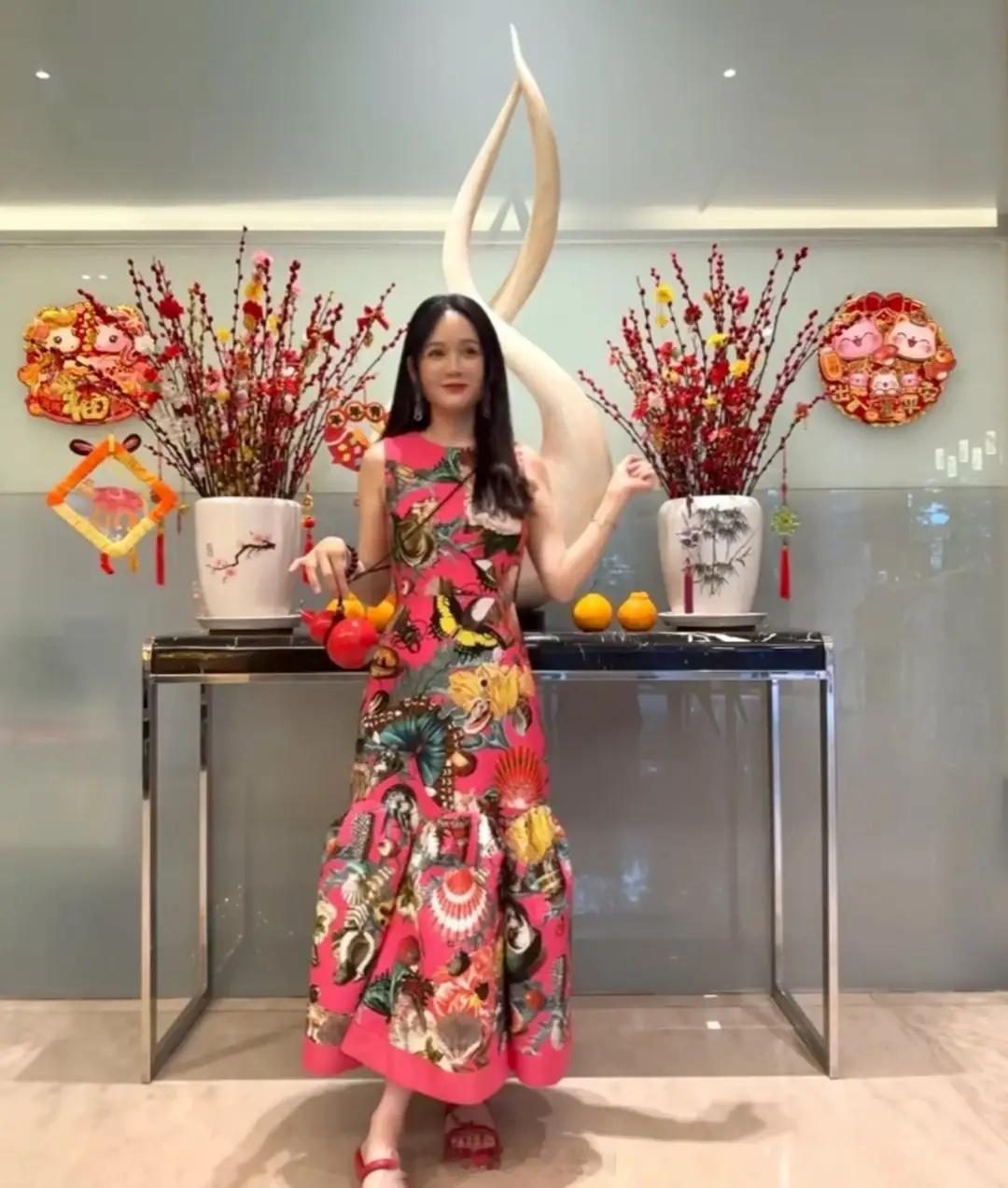 46岁陈乔恩大年初一分享新年靓照，身穿红色花裙貌美如花很减龄！