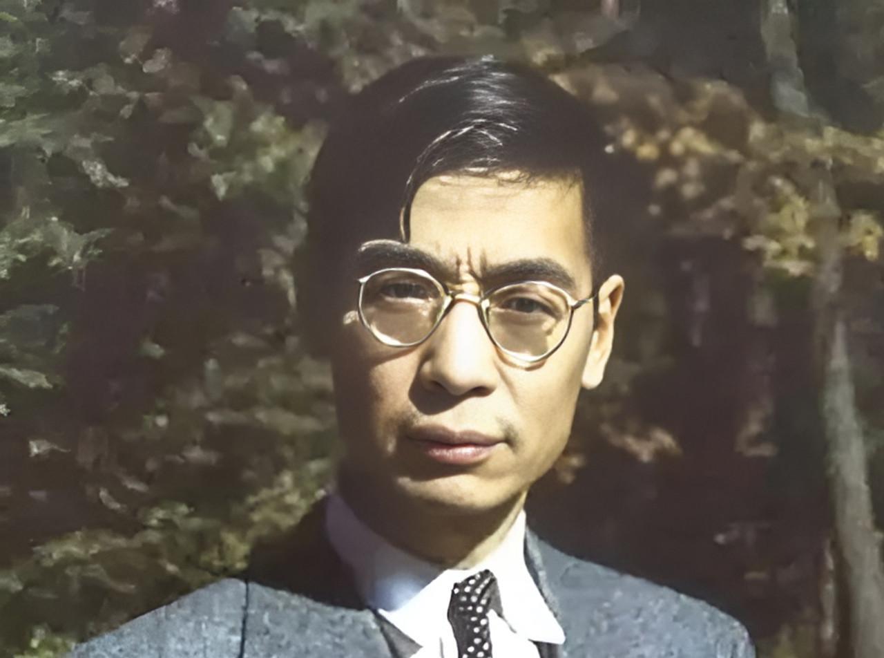 1968年，一架飞机在北京坠毁，搜救人员发现两具特殊的遗体，两个男人死死抱在一起