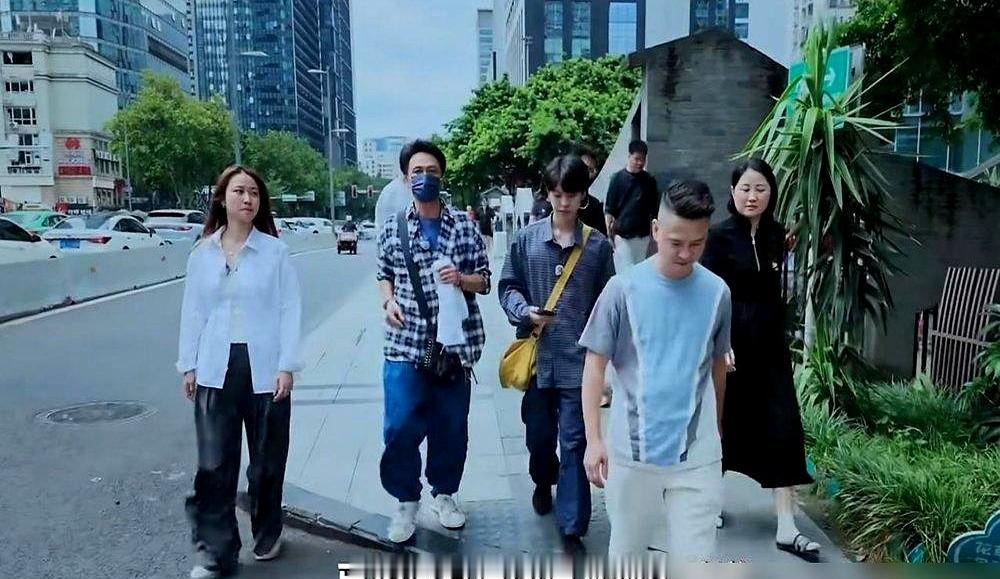 64岁吴镇宇坐在成都老破小馆子里，当着镜头把网红店底裤给扒了。一筷子下去，他直摇头：食材不新鲜、味道