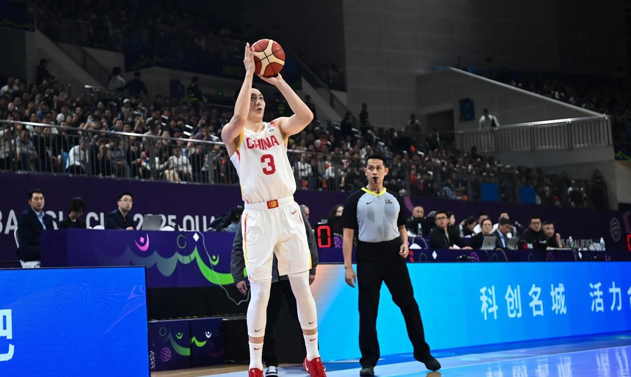 战新西兰一定要用胡明轩原因是:胡明轩不否认1/4战韩国胡明轩表现最差，7中0，