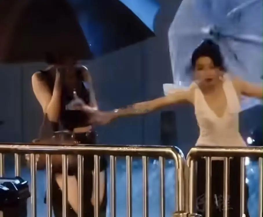 风一吹就倒具象化孙怡正在跟粉丝打招呼呢？来了一阵风连人带雨伞全倒了。身高170体