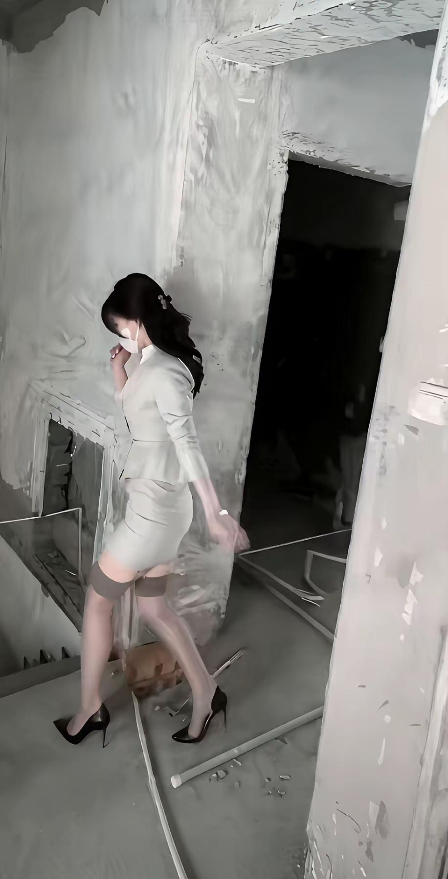 穿成这样来工地，不是为了找刺激，就是为了拍电影，正常业主谁会穿成这样来工地，又不