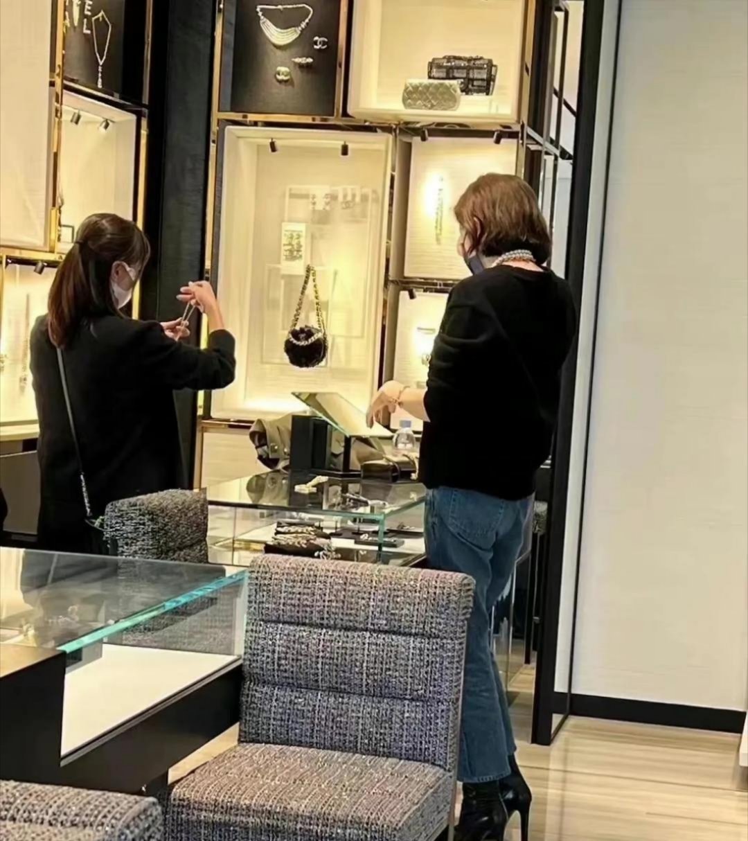 关之琳‎‏去商场﻿买包包，﻿⁠穿得挺简单，‎‏可‏‏那股女神气质，藏都藏不住！