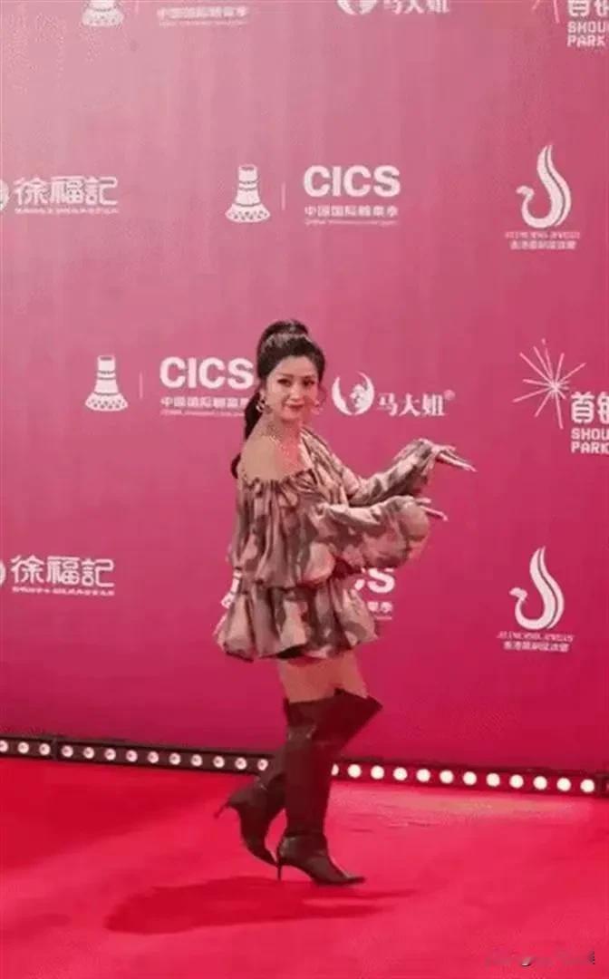 何洁，让人看的一愣一愣的！近日，何洁出席活动，她那身行头让网友看的一愣一愣的