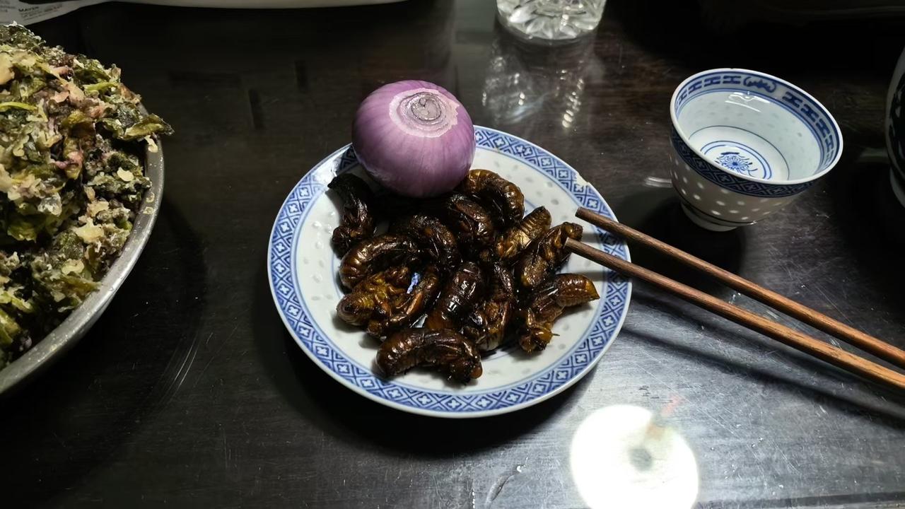 这是新加坡的煎金蝉，和中国的金蝉一样都是养殖的吧！你看那个头就不像天然生长的！只