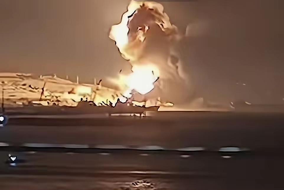 俄罗斯头越来越大，乌军继续远程打击纵深目标，机场被炸，工业区被炸，新罗西斯港还被