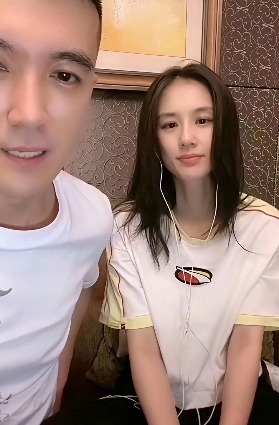 谁还记得黄圣依腰伤理疗到一半被杨子拉去直播这件事？当时，黄圣依整个人素颜，很憔悴